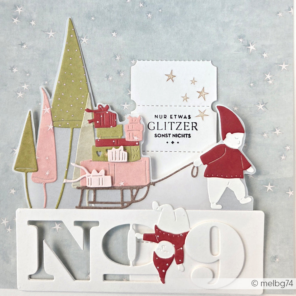 Eine festliche Karte von Alexandra Renke mit einem Gnom mit Geschenkeschlitten, pastellfarbenen Bäumen und "NUR ETWAS GLITZER SONST NICHTS" - ideal für Ihre Eiskristallträume-Kollektion mit Clear Stamp Photopolymer-Designs.