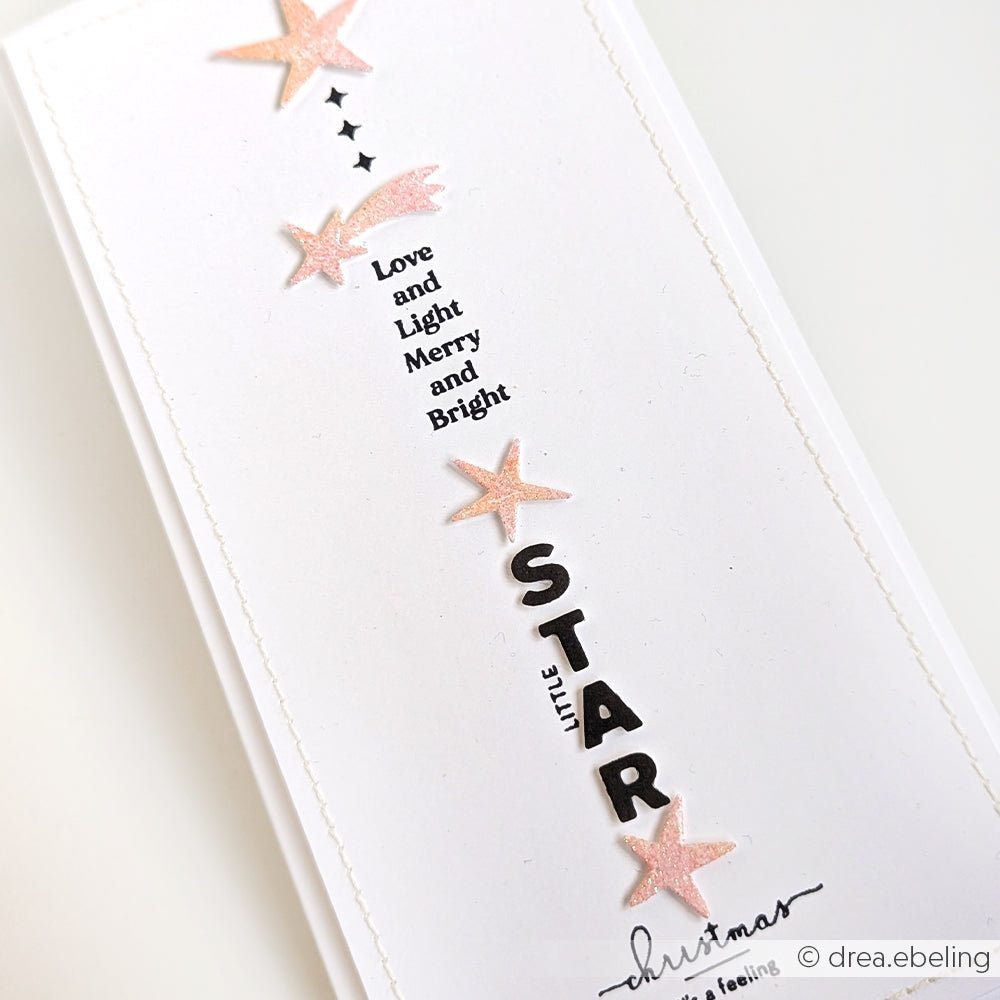 Eine weiße Weihnachtskarte von Alexandra Renke mit glitzernden rosa Sternen und dem Spruch "Love and Light Merry and Bright LITTLE STAR", der sich perfekt mit Ihren Lieblingsmotiven aus Acrylblock oder Clear Stamp kombinieren lässt.