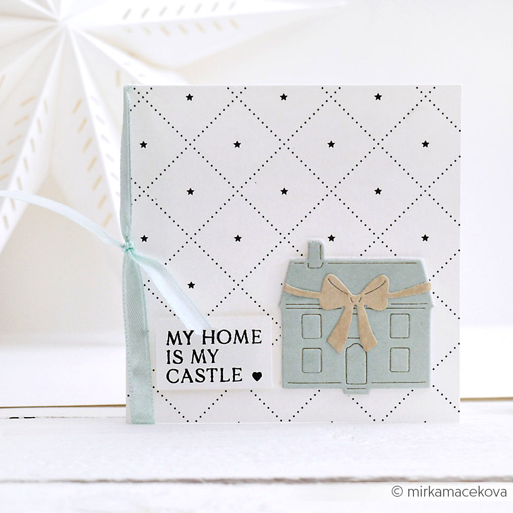 Mit dieser quadratischen Karte von Alexandra Renke mit blauem Band, Hausausschnitt und dem Text "MY HOME IS MY CASTLE" auf gepunktetem Hintergrund können Sie ein herzliches "Home sweet home" gestalten - ideal für Ihre Lieblingsstempel.