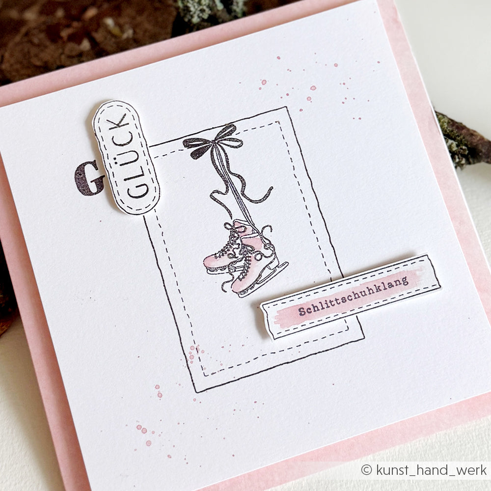 Handgefertigte Karte von Alexandra Renke mit einer rosafarbenen Schlittschuh-Illustration und den Wörtern "GLÜCK" und "Schlittschuhklang", die mit klaren Stempeltechniken für detaillierte Akzente hergestellt wurden.