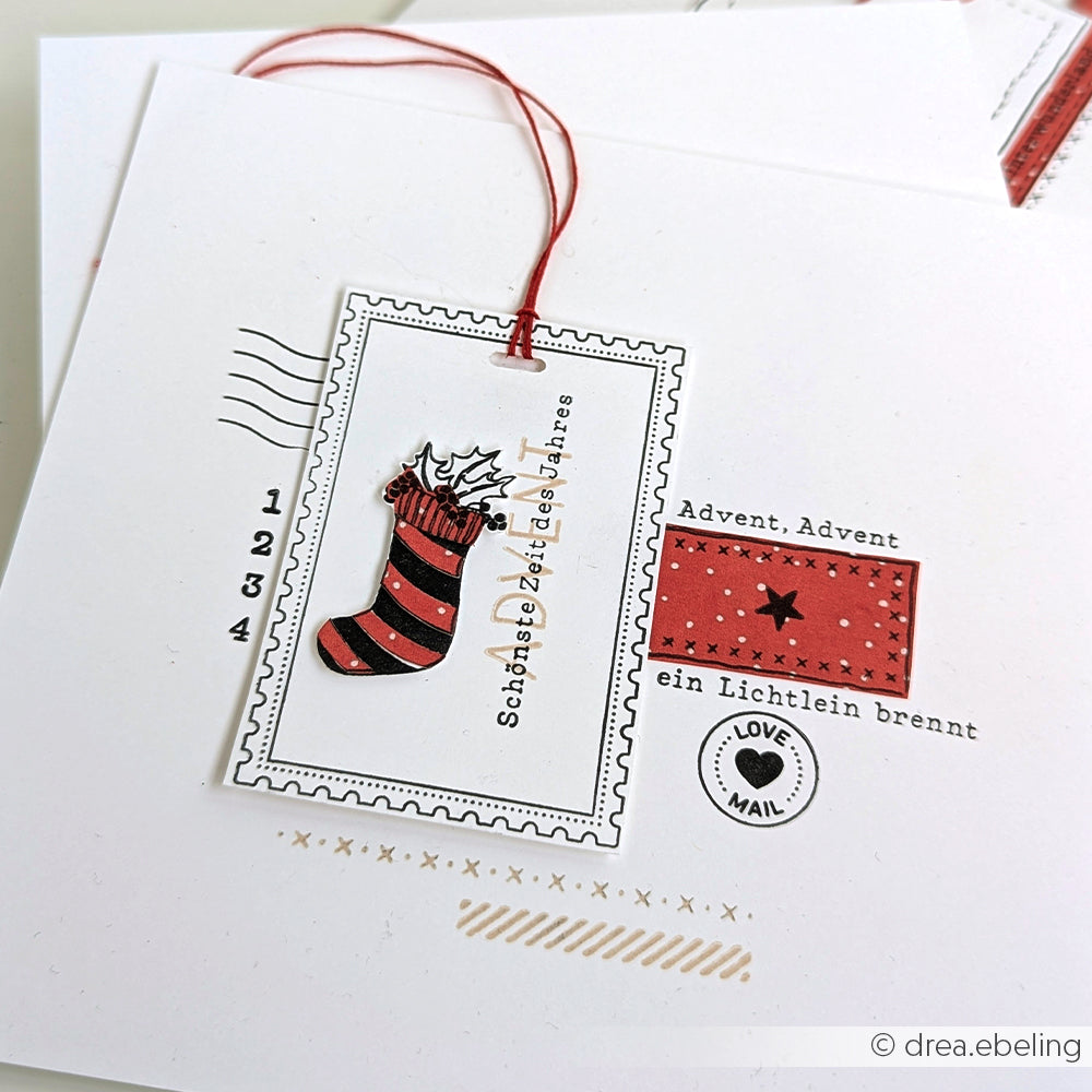 Eine handgefertigte Weihnachtskarte von Alexandra Renke mit einem gestreiften Strumpfanhänger, rotem Quadrat, deutschem Text und Adventsmotiven, hergestellt mit klarem Photopolymer-Stempel auf strahlendem Weiß.