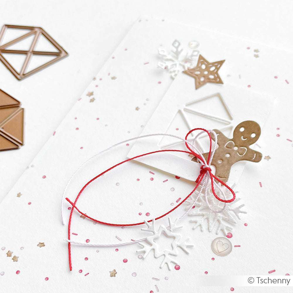Handgemachte Karte auf weißem Papier mit einem Lebkuchenmann, Schneeflocken, einer rot-weißen Schleife und geometrischen Akzenten. Gebastelt mit Alexandra Renke Designpapieren 200g und der Motivstanze Winter-Leckereien DieCut Systeme.