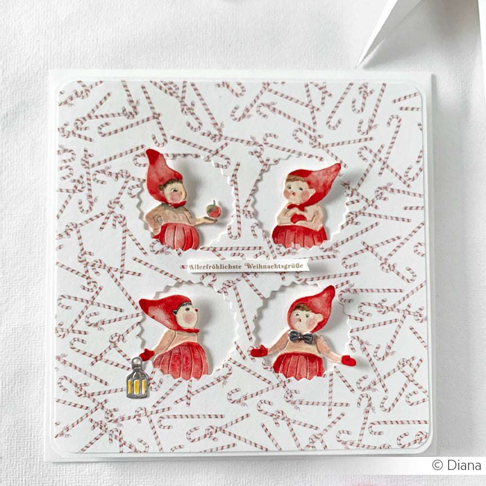 Vier illustrierte Weihnachtselfen mit roten Mützen von Alexandra Renke stehen auf einer Karte mit Zuckerstangenmuster, die mit DieCut-Systemen und Designpapieren gestaltet wurde.