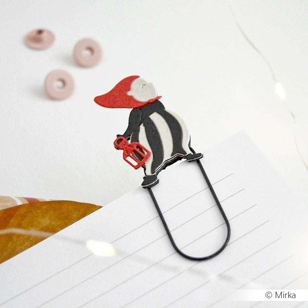 Eine bezaubernde Büroklammer von Alexandra Renke mit einem Mädchen mit roter Kapuze und einer Laterne, die auf liniertes Papier geklebt wird - perfekt, um Ihren Designpapieren oder Planerseiten Charakter zu verleihen.