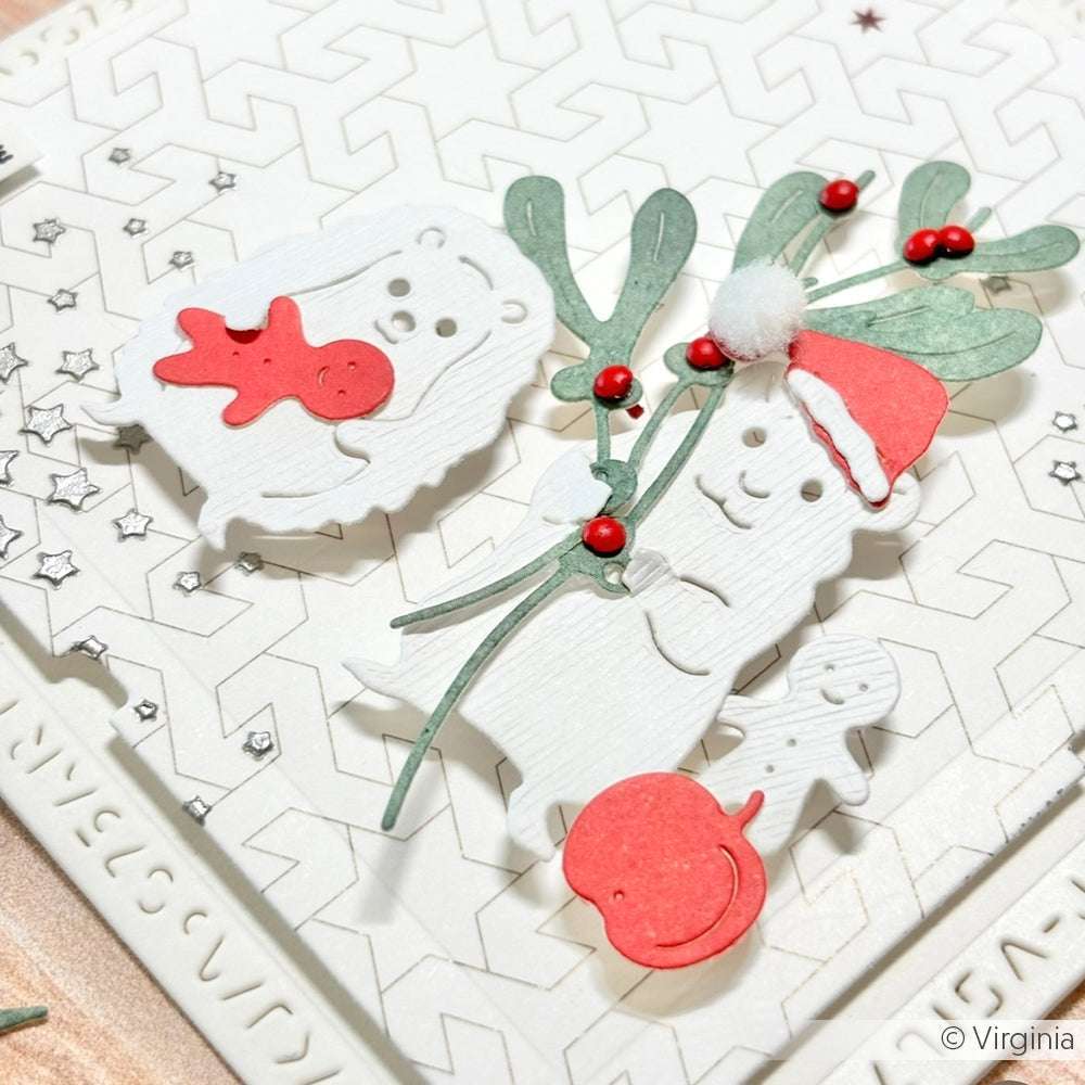 Zwei weiß geprägte Eisbären mit weihnachtlichem Dekor auf einer strukturierten DieCut Systeme Karte von Alexandra Renke, akzentuiert mit roten und grünen festlichen Details.