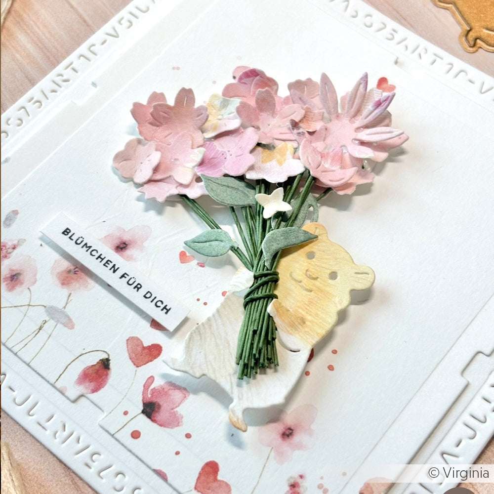 Ein niedlicher Bär mit rosa Blumen und "Blümchen für dich" auf einer dekorativen Karte von Alexandra Renke, die sich perfekt mit DieCut Systemen oder der charmanten Motivstanze Tier Duo kombinieren lässt.