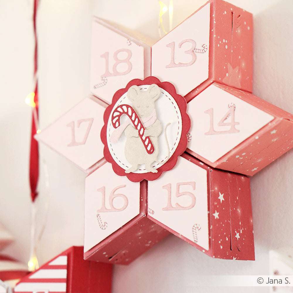 Rosafarbener Stern-Adventskalender von Alexandra Renke mit Zahlen und dem Duo Mäuserich & Otter von Motivstanze Tier Duo Stanzsysteme sowie einer niedlichen Maus mit einer Zuckerstange in der Mitte.