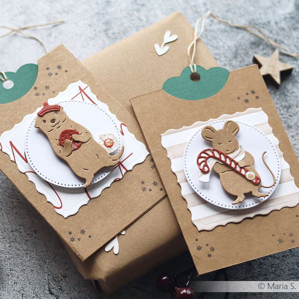 Zwei Geschenkanhänger mit niedlichen Mäusen, die Zuckerstangen halten und auf einem eingepackten Geschenk platziert sind - hergestellt mit den Alexandra Renke Tier Duo Stahlstanzformen für präzise Stanzergebnisse.