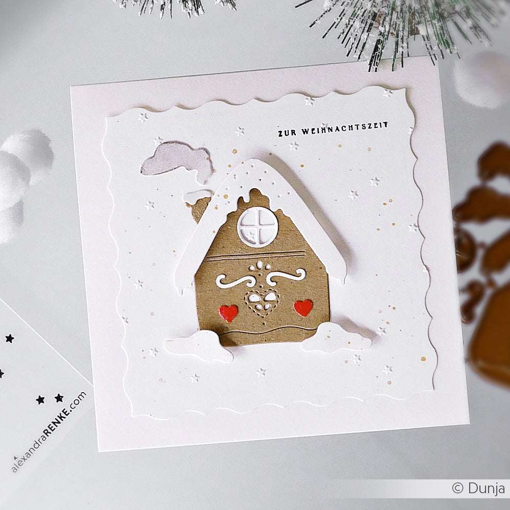 Quadratische Weihnachtskarte von Alexandra Renke mit einem Lebkuchenhaus, Schnee und Herzen mit dem Text "Zur Weihnachtszeit", hergestellt aus Motivstanze Lebkuchenhäuschen und stabilem 200g Designpapier für einen festlichen Touch.