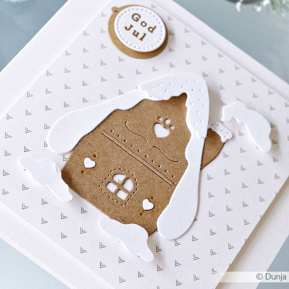 Handgefertigte Weihnachtskarte mit braunem Lebkuchenhaus, gestaltet mit der Motivstanze Lebkuchenhäuschen von Alexandra Renke und weißen Schneeakzenten, beschriftet mit God Jul - ideal, um Ihren Weihnachtsgrüßen einen festlichen Charme zu verleihen.