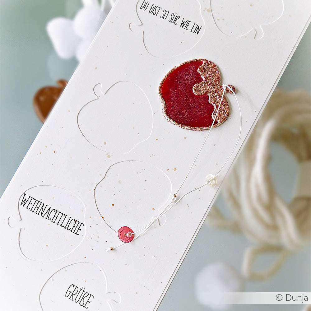 Handgefertigte Weihnachtskarte von Alexandra Renke mit geprägten Apfelformen, rot-goldenem Design, deutschen Grüßen und hochwertigen Designpapieren, hergestellt mit der Motivstanze Zuckerapfel Rahmen für ein elegantes Finish.