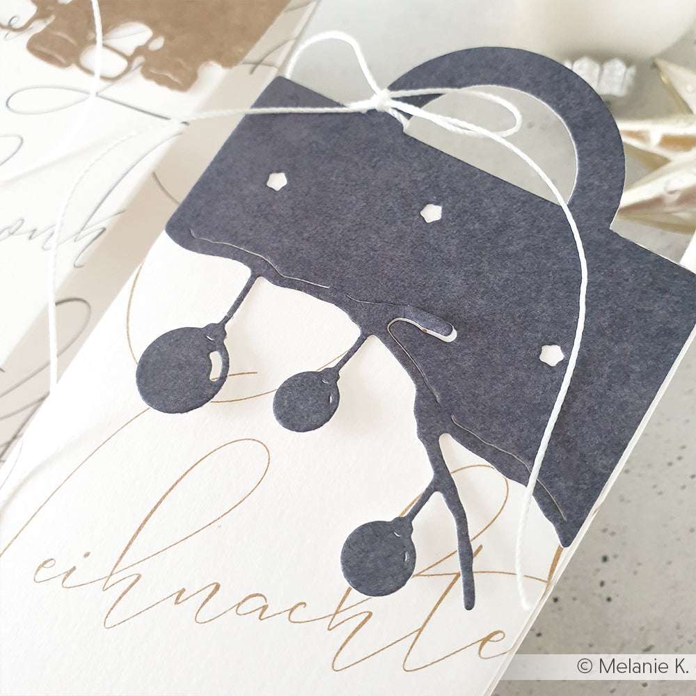 Geschenkanhänger von Alexandra Renke mit elegantem schwarzem Ausschnitt, weißer Schnur und moderner Kalligrafie mit der Aufschrift "Weihnachten", gefertigt mit einer Motivstanze.