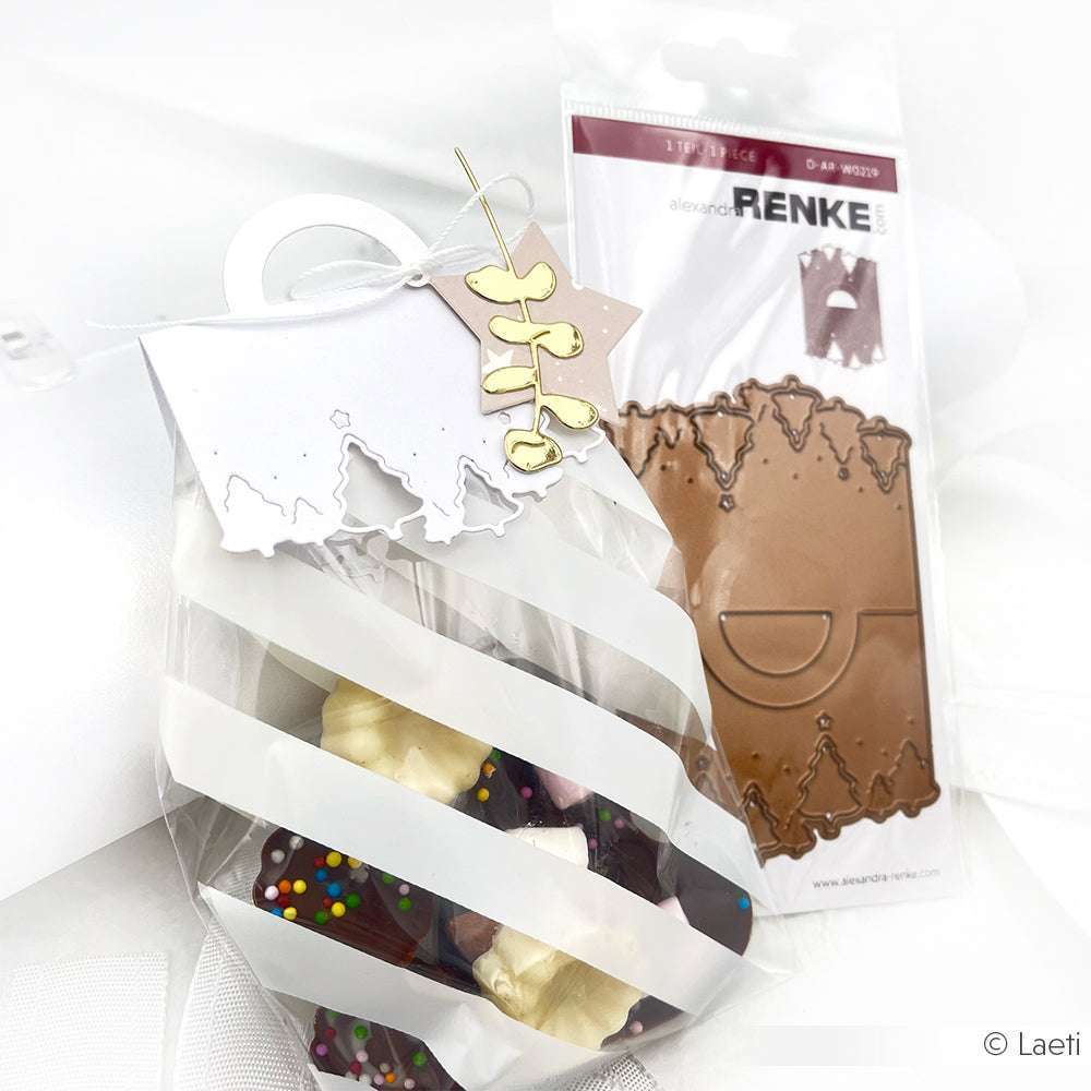 Klarsichtbeutel mit Streifenmuster, gefüllt mit verschiedenen Bonbons, daneben eine braune Alexandra Renke Motivstanze Tütengriff Tannenwald Stanzverpackung.