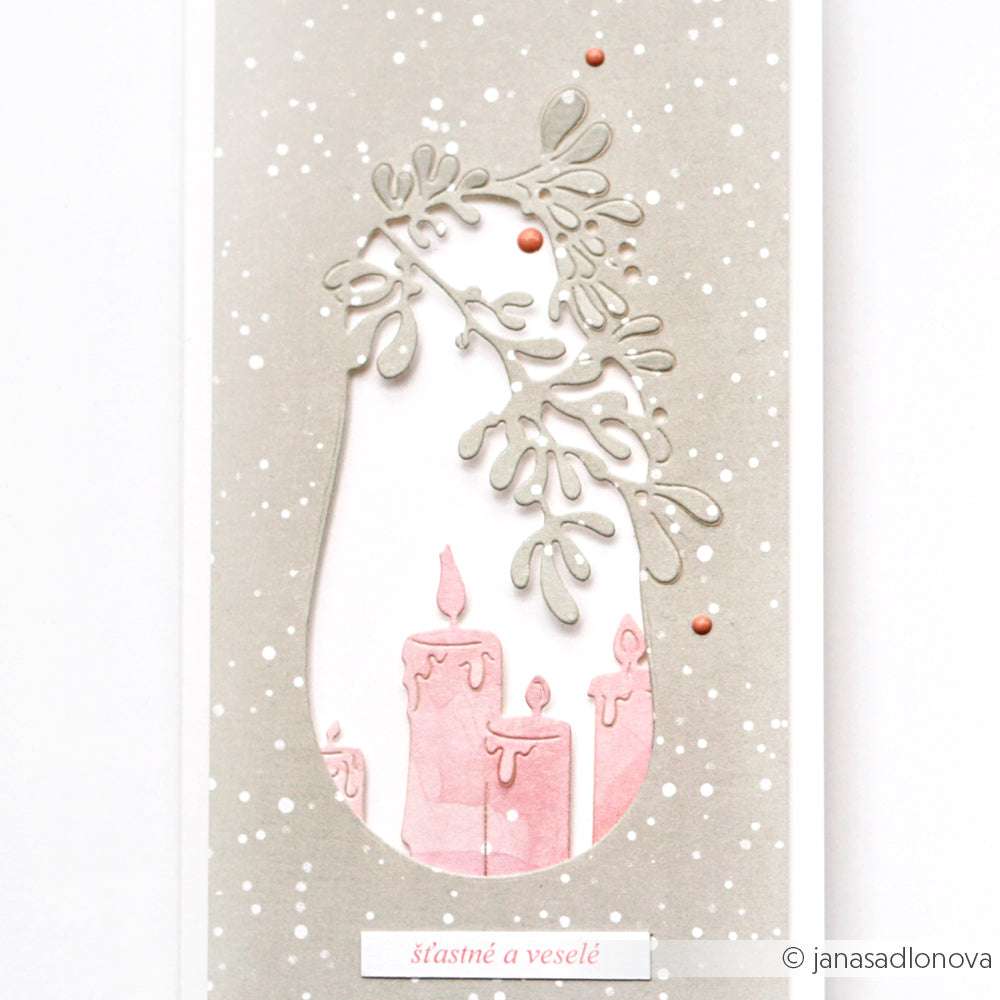 Eine verschneite, graue Weihnachtskarte von Alexandra Renke mit rosa Kerzen und einem ausgeschnittenen Mistelzweig mit dem slowakischen Spruch "šťastné a veselé", hergestellt mit DieCut Systemen und Motivstanze Kerzen negativ für eine elegante, festliche Note.