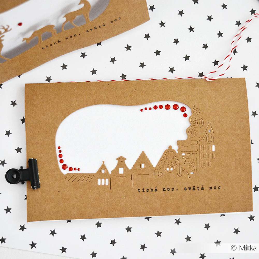Die braune Karte von Alexandra Renke aus Designpapier zeigt einen Ausschnitt mit roten Edelsteinen über einer Stadtsilhouetten-Stanze und den Worten "tichá noc, svätá noc".