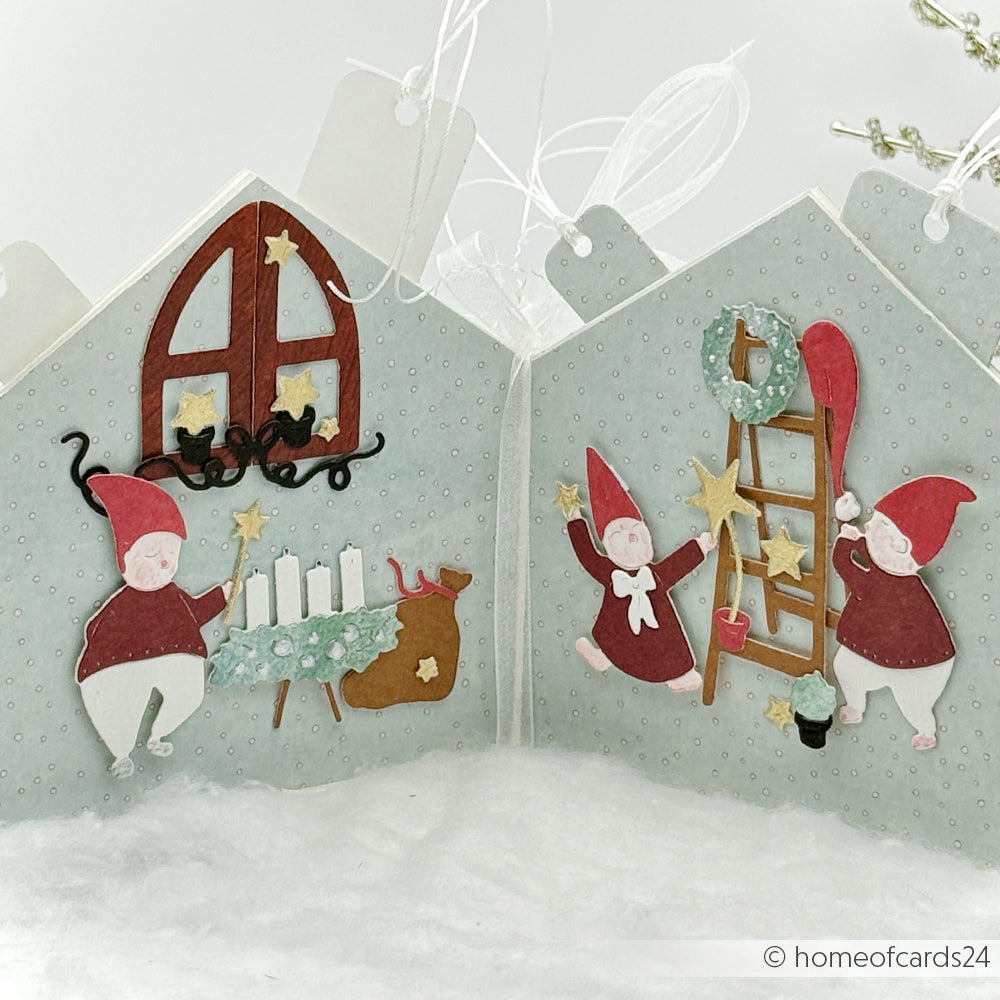 Handgefertigte Weihnachtskarte von Alexandra Renke mit Elfen, Kerzen und festlichen Dekorationen auf schneeweißem Hintergrund, gestaltet mit hochwertigen Motivstanzen und der Motivstanze Wichtel bei der Arbeit.