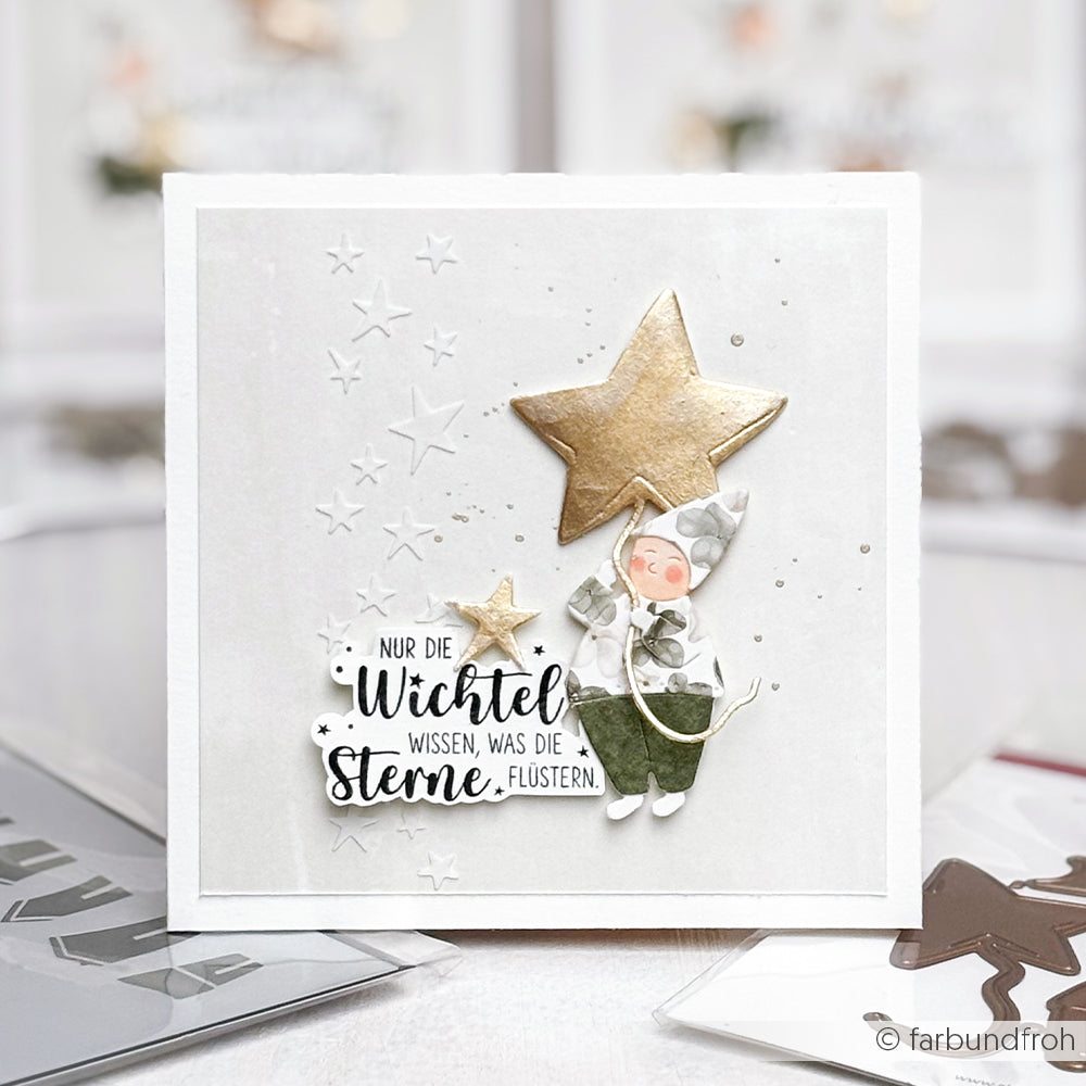 Eine handgefertigte Karte von Alexandra Renke mit geprägten Sternen, einem Sternmotiv und einem Wichtel mit Deutschem Zeichen - hergestellt mit der Motivstanze Wichtel Sternzauber und eleganten Designpapieren für zusätzlichen Charme.