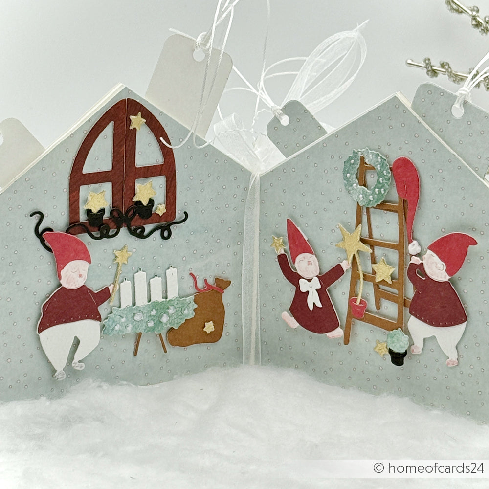 Handgemachte Weihnachtskarte von Alexandra Renke mit Papierzwergen aus der Motivstanze Advent-Wichtel, Kerzen, einem Rentier und Sternen auf einem verschneiten, festlichen Hintergrund.