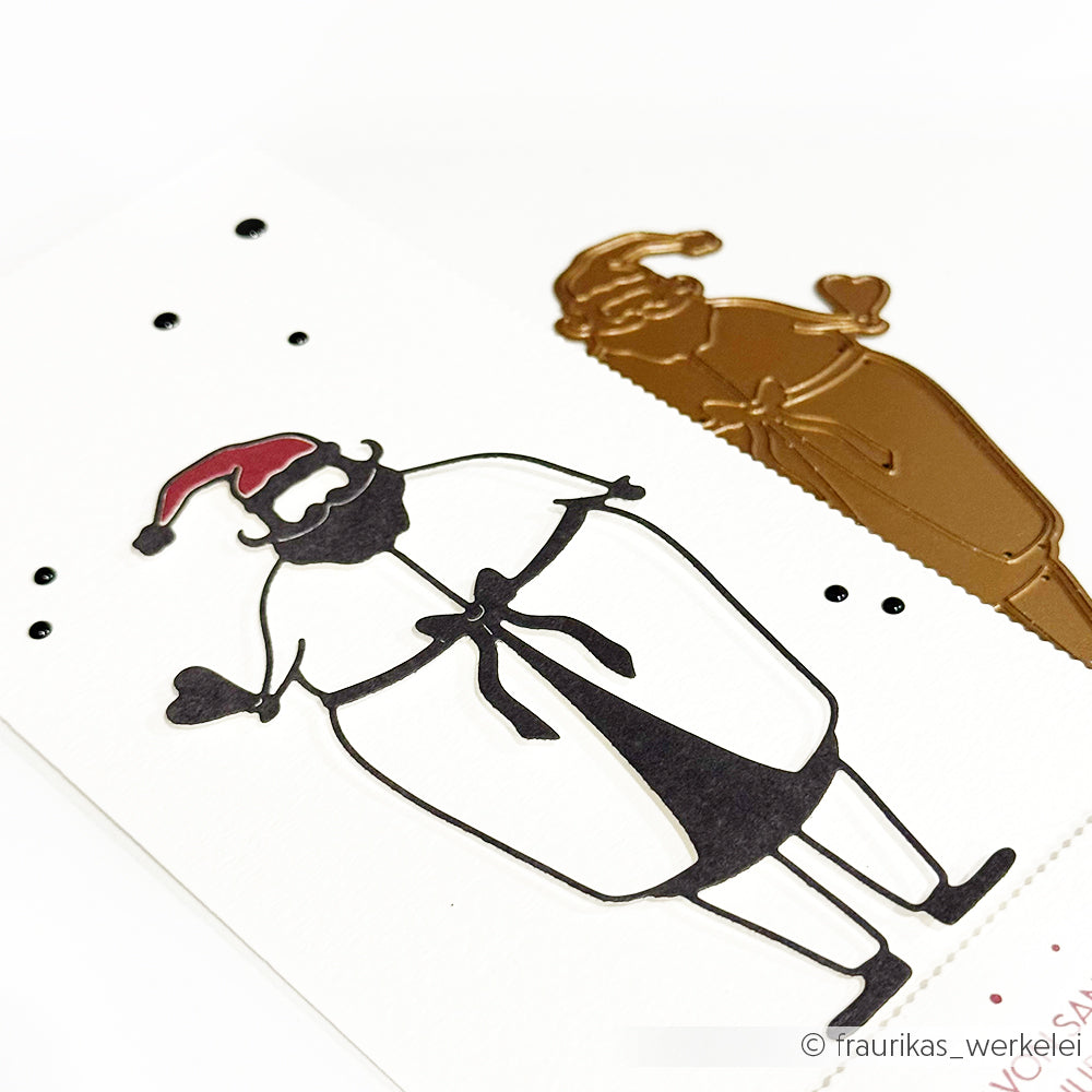 Schwarz-goldene Umrisszeichnungen des Weihnachtsmanns, eine davon mit roter Mütze, angefertigt mit Alexandra Renke's Motivstanze Weihnachtsmann auf weißem Strukturpapier.