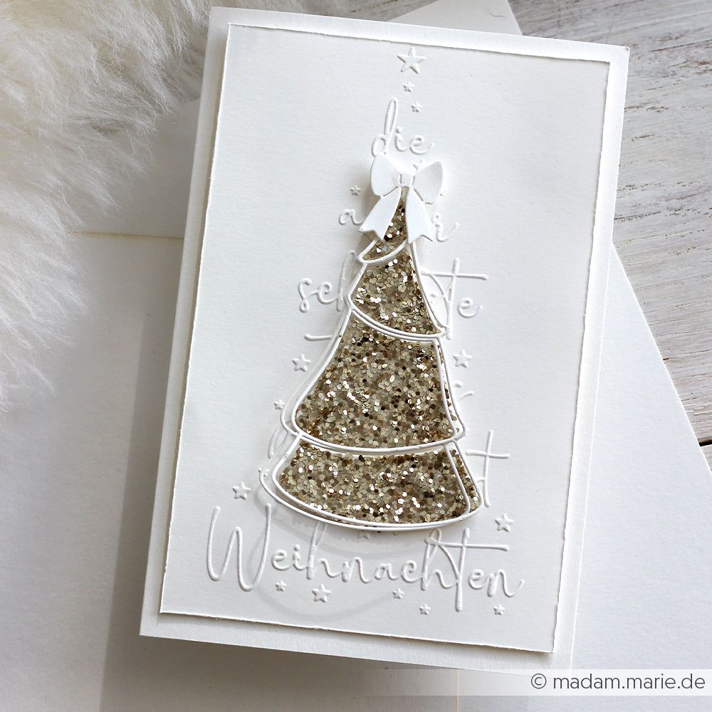 Handgefertigte weiße Weihnachtskarte von Alexandra Renke mit einem glitzernden Tannenbaum aus "Motivstanze Tannenbaum" und dem deutschen Text "die allerschönsten Weihnachten". Ideal für die Verwendung mit Stanzen für DieCut Systeme.