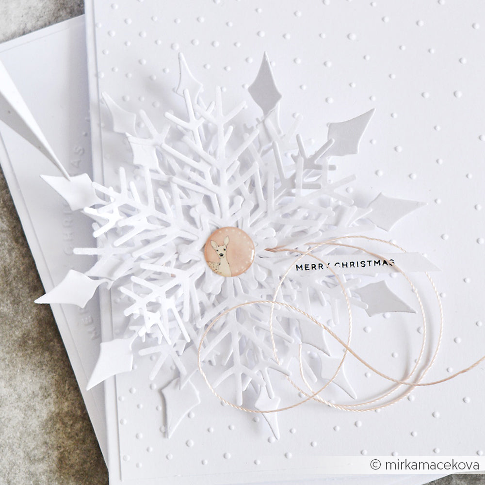 Handgefertigte weiße Weihnachtskarte von Alexandra Renke mit einer großen, geschichteten Schneeflocke, gestanzt mit der Motivstanze Große Schneeflocke und "Frohe Weihnachten" in der Mitte - ideal für festliches Flair mit Stanzen für Designpapier oder DieCut Systemen.