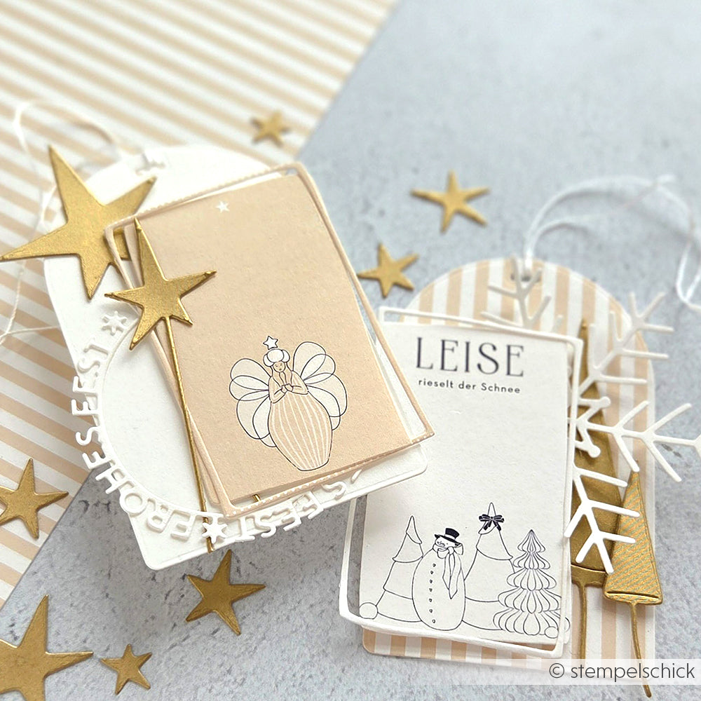 Die Geschenkanhänger von Alexandra Renke zeigen goldene Sterne, gestreifte Hintergründe, minimalistische Weihnachtsillustrationen und weiße Schneeflocken, die mit der Motivstanze Große Schneeflocke gestanzt wurden.