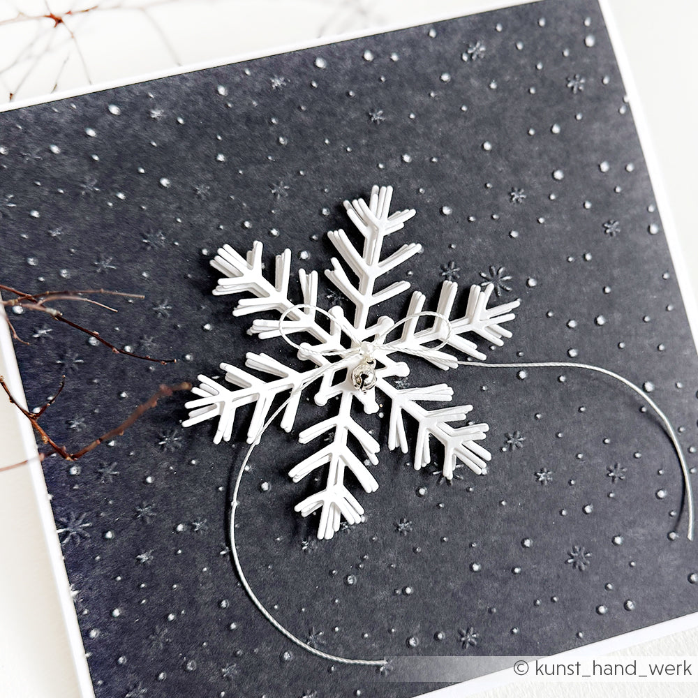 Handgefertigte Karte von Alexandra Renke mit einer weißen Schneeflocke, die mit der Motivstanze Große Schneeflocke auf einem strukturierten dunklen Hintergrund mit weißen Punkten gestaltet wurde - perfekt für Liebhaber von Stanzen für Papier.
