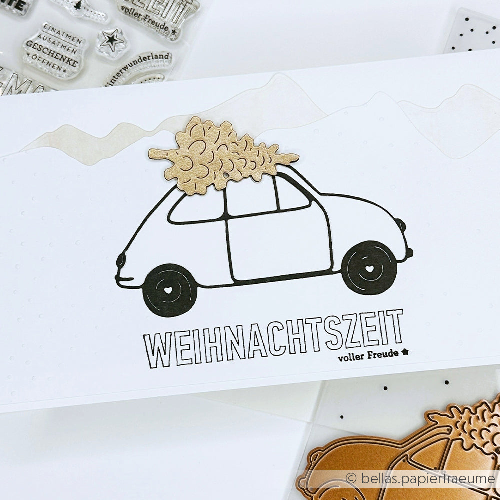 Eine schlichte Autozeichnung mit einem hölzernen Weihnachtsbaum und dem Text WEIHNACHTSZEIT - ideal zum Basteln mit den DieCut Systemen von Alexandra Renke oder der Motivstanze Auto mit Tanne auf Ihrem Lieblingsdesignpapier.