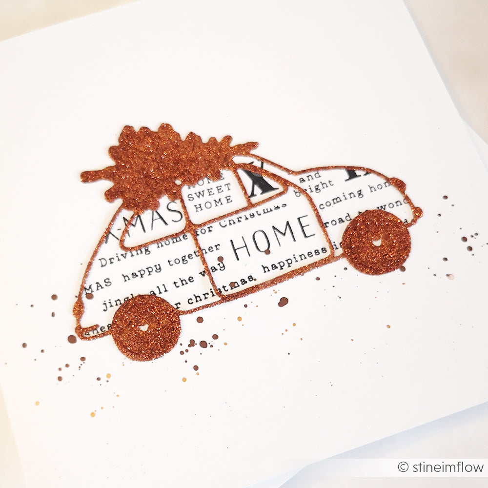 Glitzerndes Auto mit einem Baum auf der Spitze im Stil von Alexandra Renke's Outline Auto mit Tanne, mit Weihnachts- und Heimtext, vor einem weißen Hintergrund.