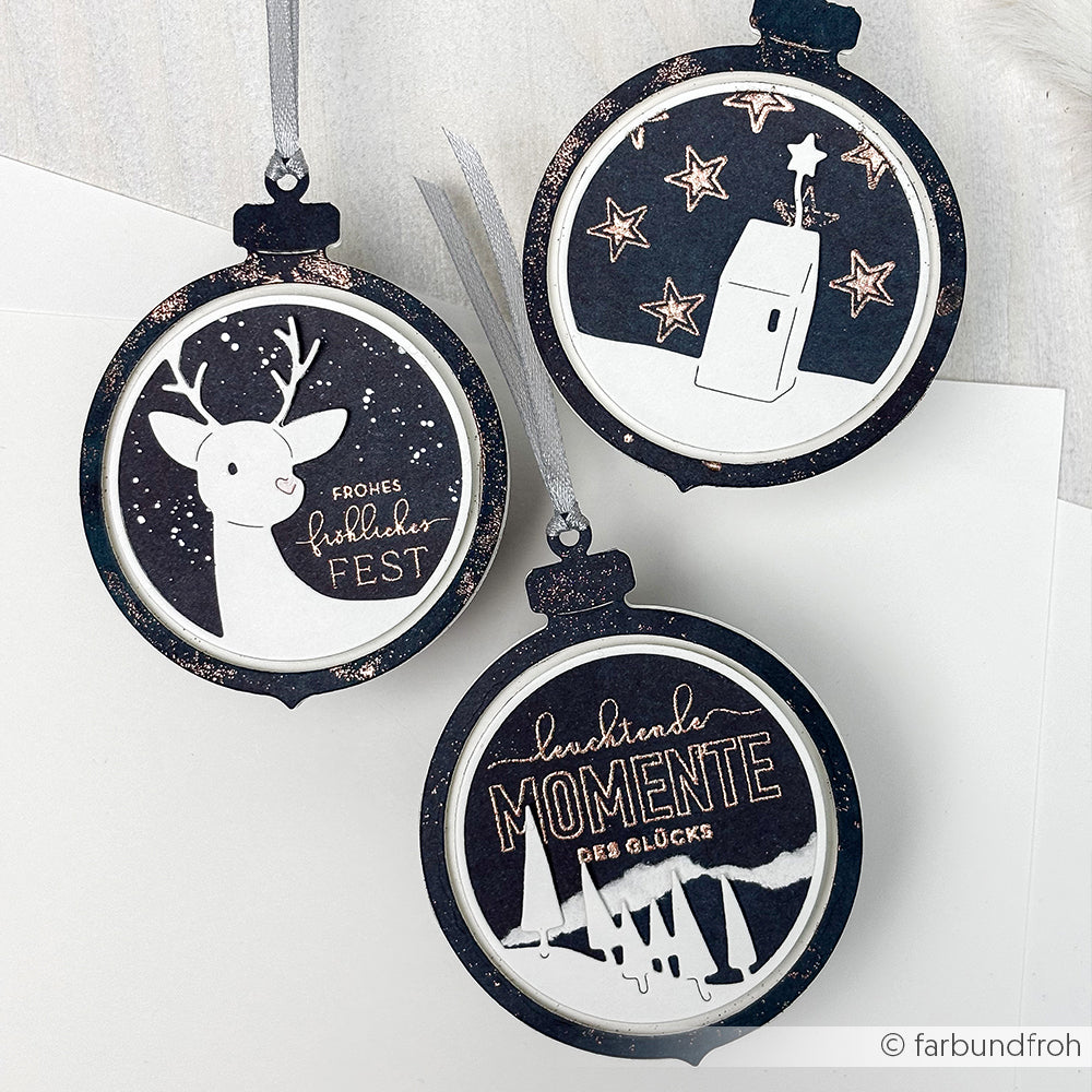 Drei runde, schwarz-weiße Christbaumkugeln von Alexandra Renke mit festlichen Rentier-, Haus- und Typografiedesigns - ideal zum Kombinieren mit Designpapier oder als Motivstanze Klappbare Christbaumkugel beim Weihnachtsbasteln.