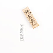 Ein rechteckiger Holzstempel mit hochwertigen Holzstempel-Motiven eines Hirsches und einem deutschen Text.
