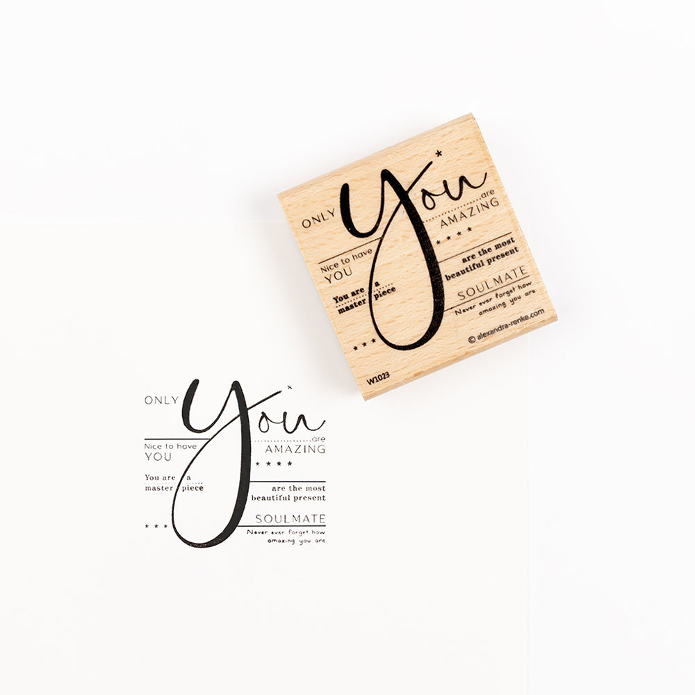 Ein Stempel aus Holz und sein Abdruck, beide mit dem inspirierenden Text Only you.