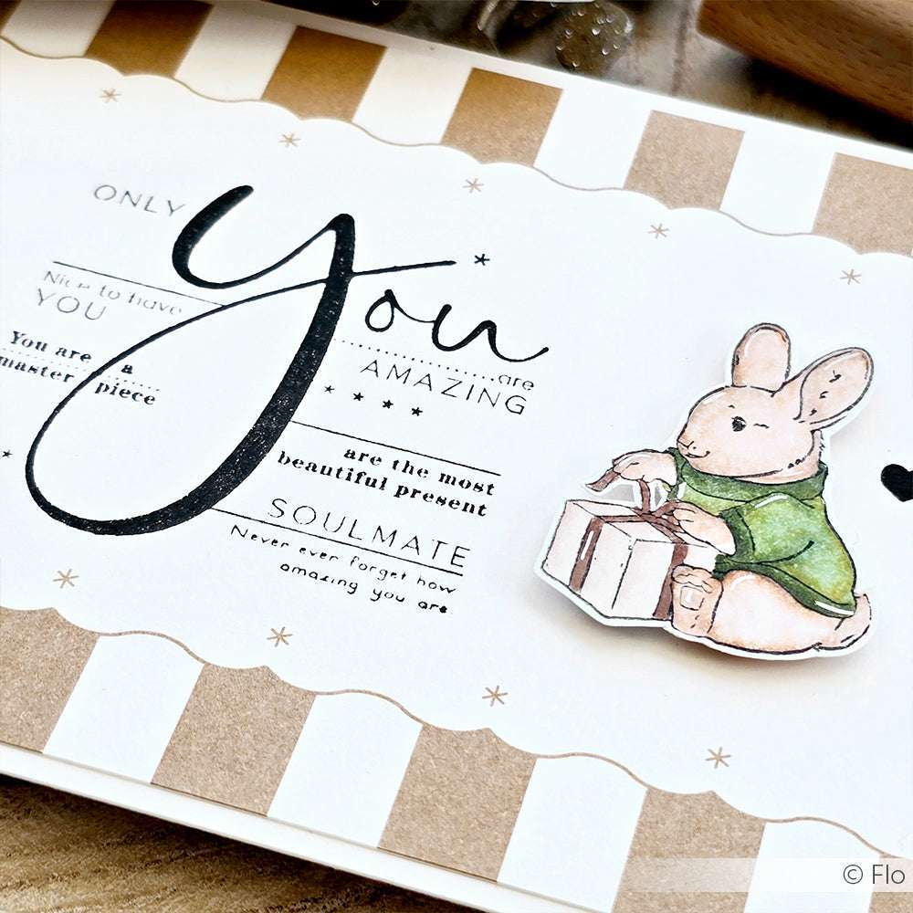 Bezaubernde Grußkarte von Alexandra Renke mit einem süßen Hasen im grünen Pullover, der ein Geschenk in der Hand hält - perfekt für Seelenverwandte und die Liebe. Ideal für Papierprojekte oder zum Stempeln mit Ihrem Lieblingsholzstempel.