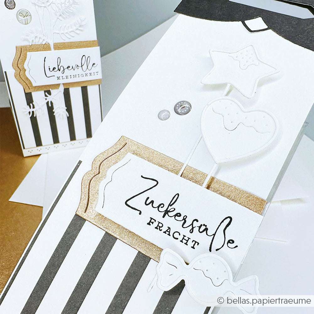 Handgefertigte Karte von Alexandra Renke mit schwarzen, weißen und goldenen Akzenten, mit Bonbonformen und deutschem Text - ideal für Papierprojekte oder zur Kombination mit Ihren Lieblings-Holzstempel-Motiven.