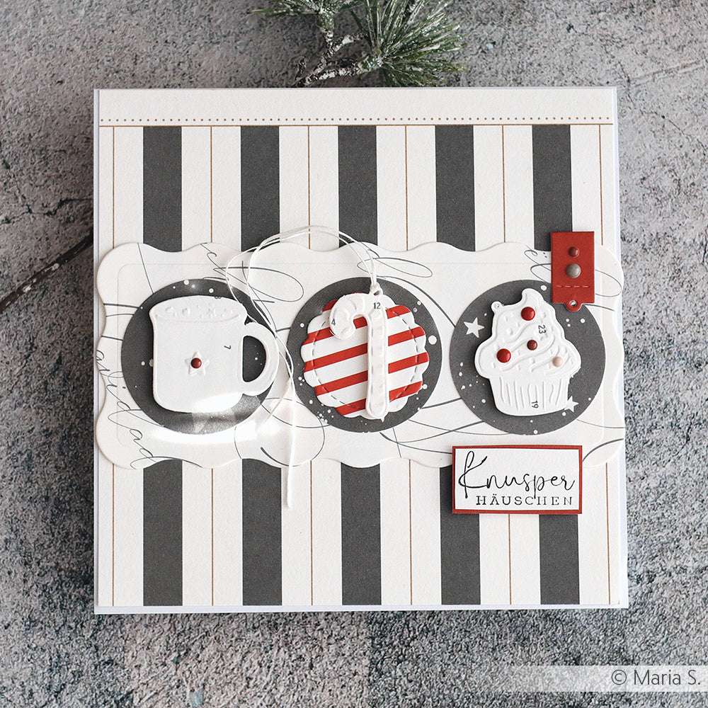 Quadratische Karte von Alexandra Renke mit schwarzen Streifen, die eine Tasse, eine Zuckerstange, eine Katze und den Text "Knusper Häuschen" zeigt - ideal für Papierprojekte oder zum Basteln mit Ihrem Lieblingsholzstempel.