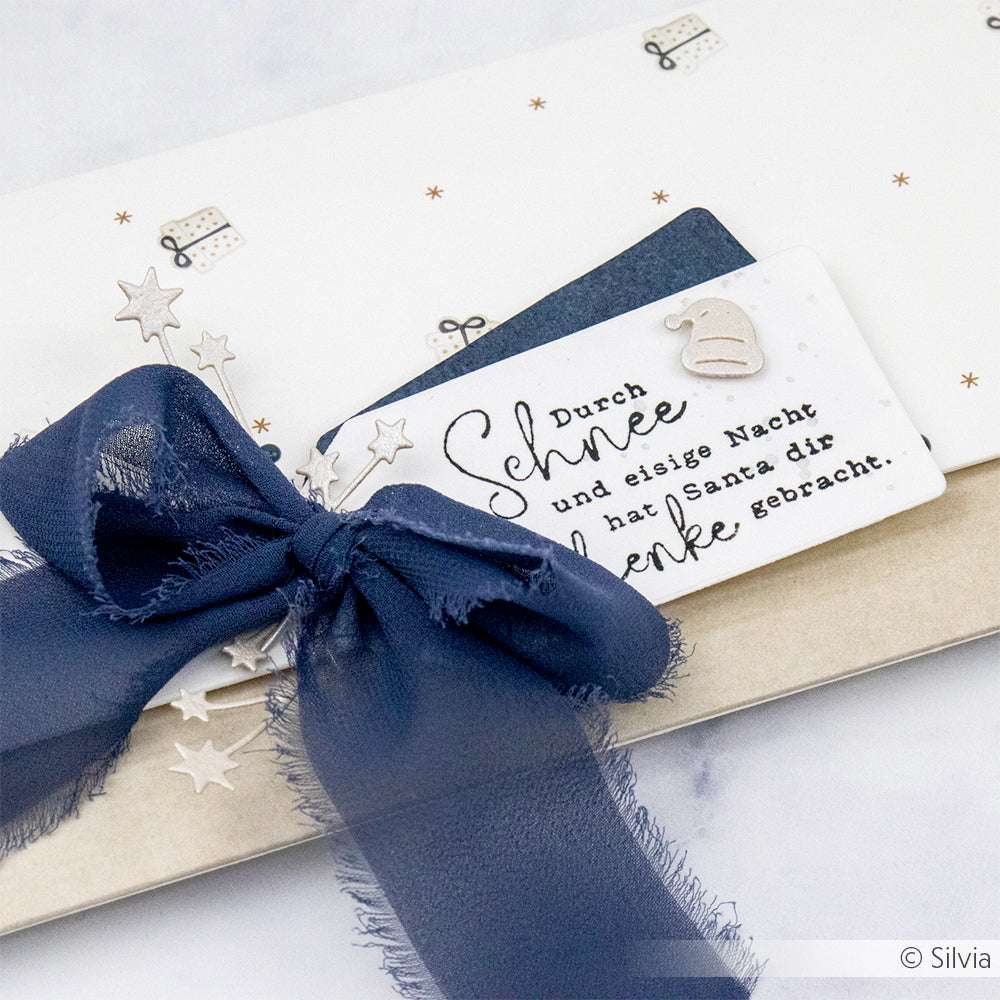 Geschenkumschlag von Alexandra Renke mit marineblauem Band, Sternmotiv und deutscher Mitteilungskarte - ideal für Papierprojekte oder zum Hinzufügen Ihrer Lieblings-Holzstempel-Motive.