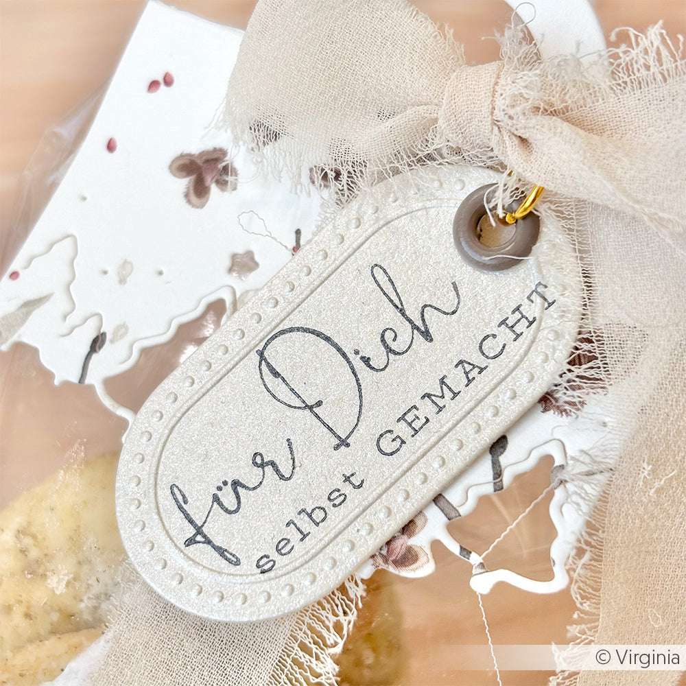 Ein dekorativer Alexandra Renke Anhänger mit "für Dich selbst GEMACHT", gestempelt mit einem Holzstempel und mit beigem Band zu einem Geschenk-Ideal für einzigartige Papierprojekte gebunden.