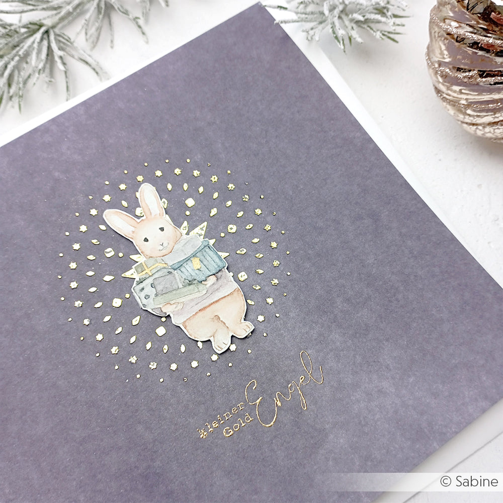 Eine graue Grußkarte mit einer Aquarellillustration eines Kaninchens und dem Schriftzug kleiner Gold Engel in Gold.