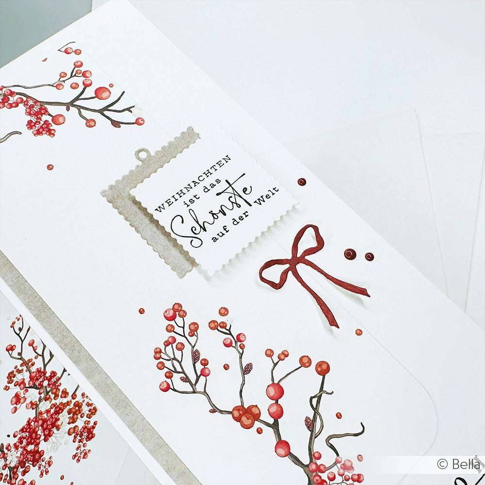 Handgefertigte Karte von Alexandra Renke mit roten Beerenzweigen, einer roten Schleife und deutschem Text auf einem weißen Quadrat mit Wellenschliff - ideal für weihnachtliche Papierprojekte oder in Kombination mit Ihrem Lieblingsholzstempel.
