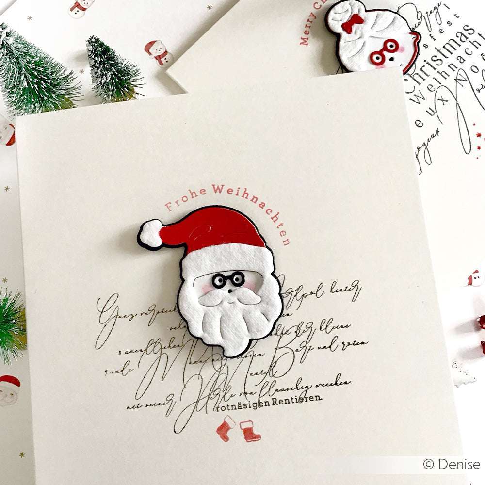 Handgefertigte Weihnachtsmann-Brosche auf einer Weihnachtskarte von Alexandra Renke, mit deutschem Text, festlicher Dekoration und einem Akzent-Stempel-Muster.