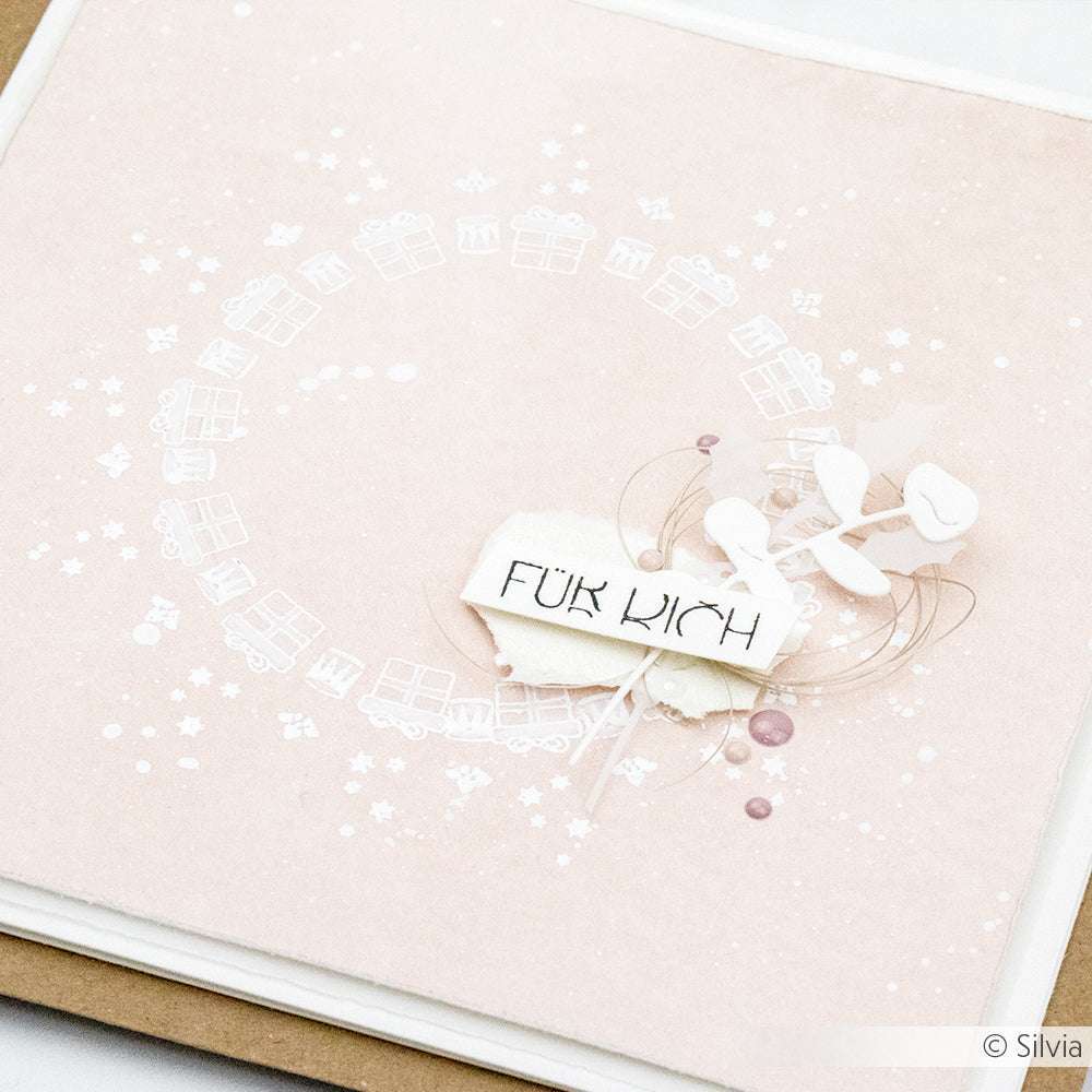 Eine pastellrosa Karte von Alexandra Renke mit einem weißen Kranz und dem Schriftzug "Für Dich" in der Mitte - ideal, um Ihren Lieblings-Akzent-Stempel oder Holzstempel in kreativen Papierprojekten zu verwenden.