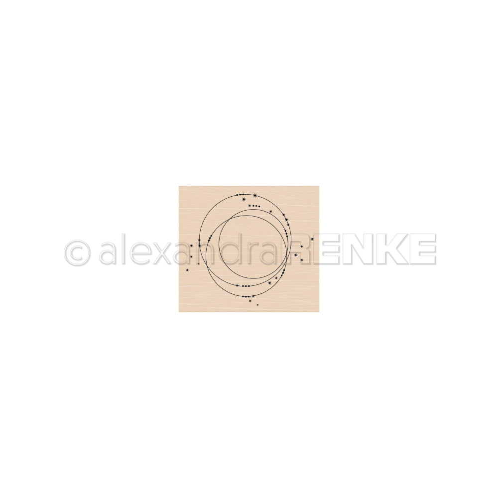 Abstraktes Design mit sich überlappenden Kreisen und Punkten, inspiriert von Sternenkreisen, auf einem Holzquadrat mit Stempelgummi-Detail. Design von Alexandra Renke, zentriert auf einem weißen Hintergrund.