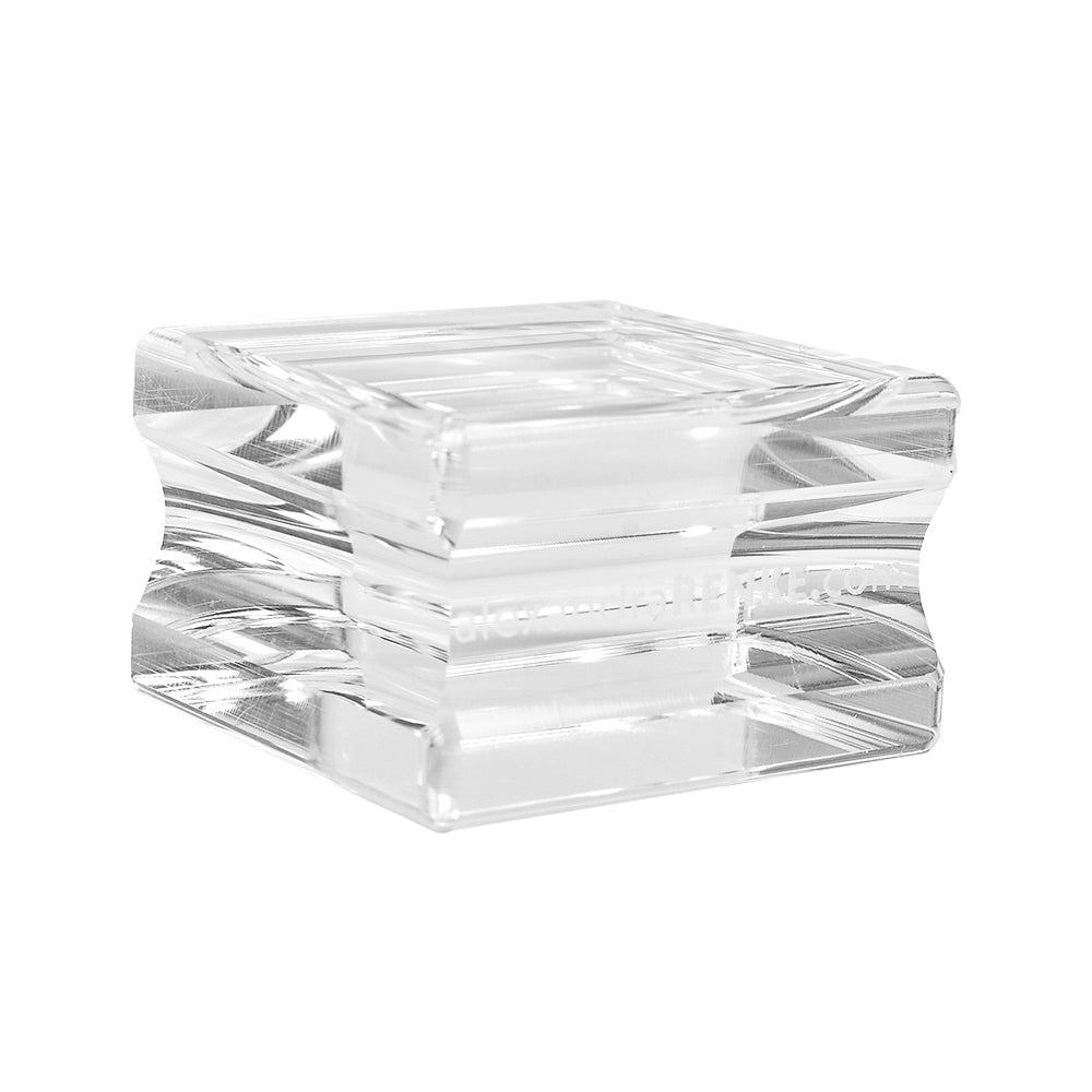 Ein klarer, quadratischer Alexandra Renke Acryl Stempelblock Briefbeschwerer mit gewellten Seiten liegt auf einem weißen Hintergrund.