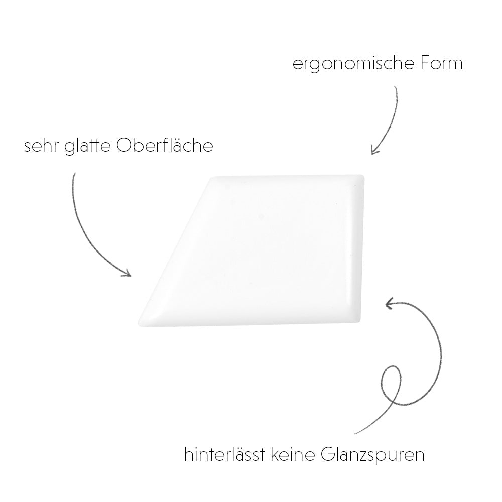 Das Alexandra Renke Falzbein ist ein weißes, ergonomisch geformtes Schabewerkzeug mit glatter Oberfläche und ohne Glanzstreifen - perfekt zum Buchbinden oder für präzise Falzungen; mit deutscher Beschriftung.