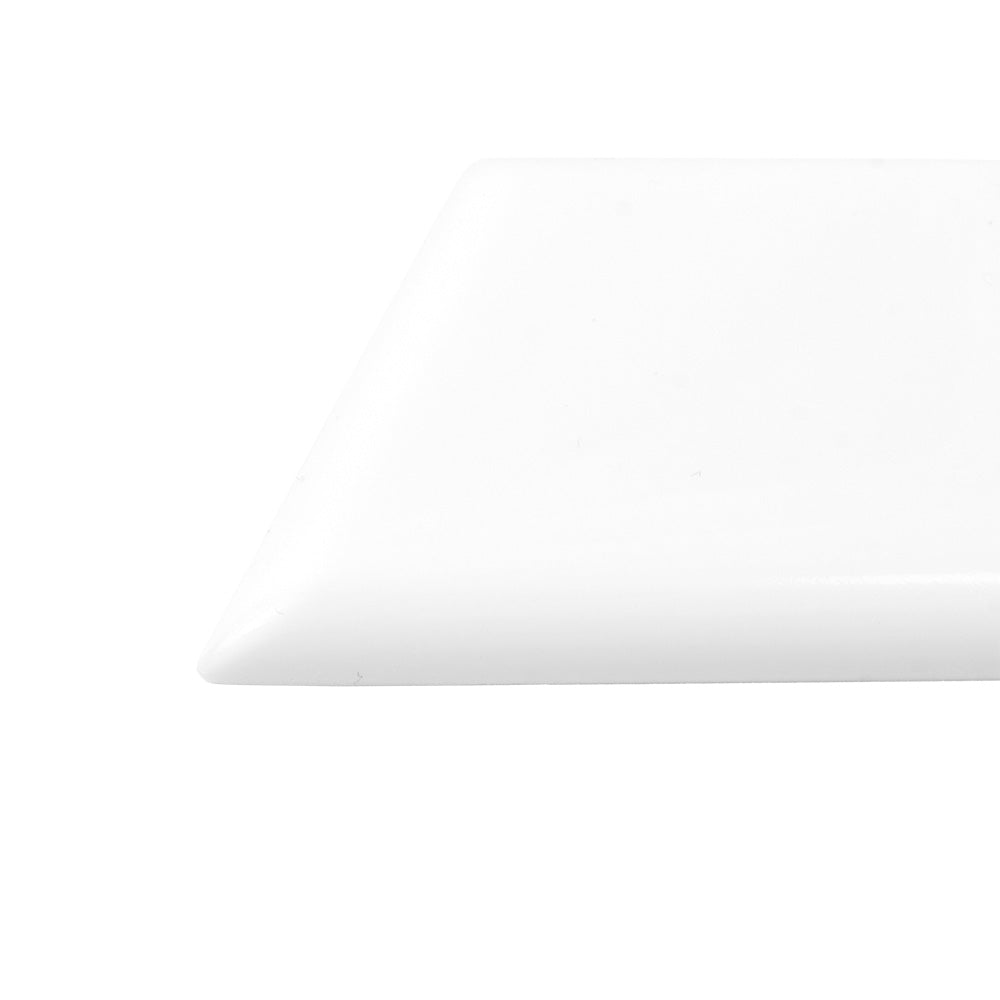 Eine Nahaufnahme einer weißen, dreieckigen Keramikfliese mit abgeschrägter Kante auf weißem Hintergrund, die an die glatte Oberfläche des Teflon-Kunststoffs Falzbein von Alexandra Renke in der Buchbinderei erinnert.