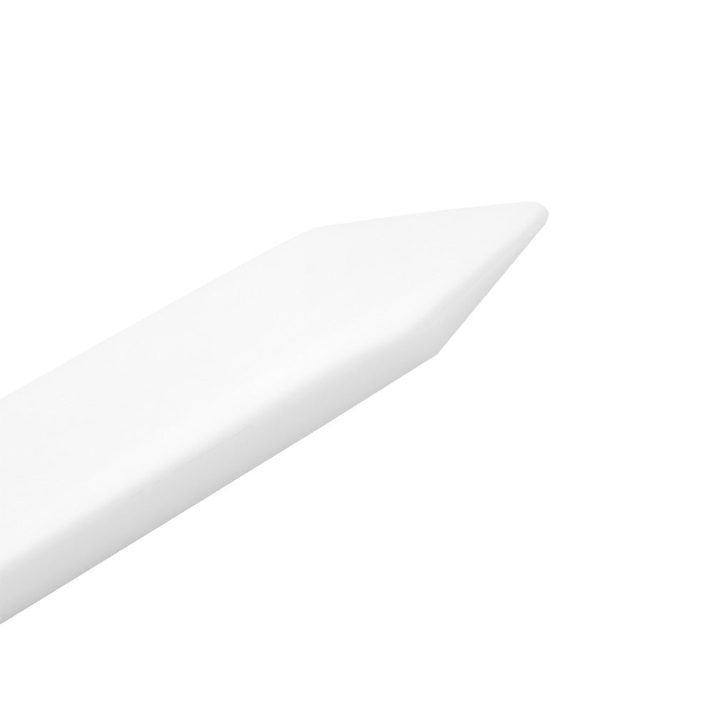 Ein weißes Alexandra Renke Teflon-Kunststoff-Pflanzenetikett mit spitzem Ende ist vor einem schlichten weißen Hintergrund abgebildet.