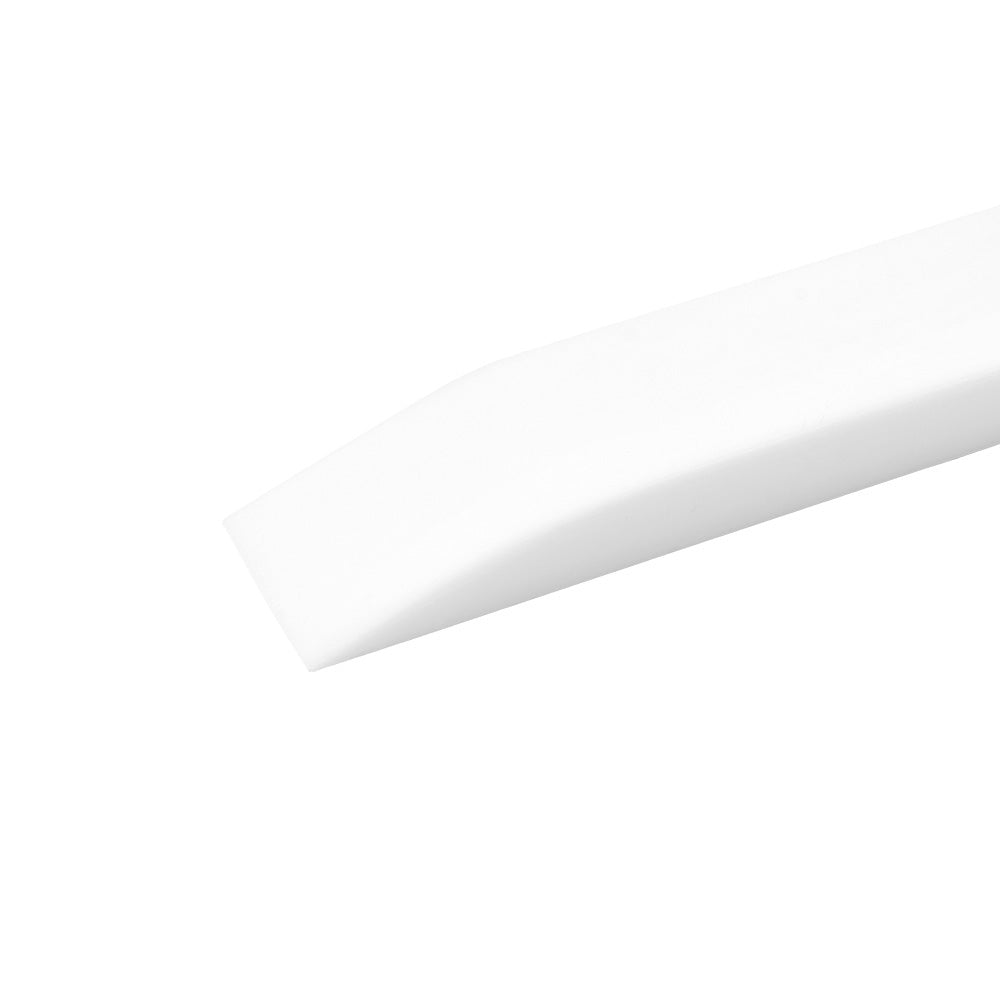 Alexandra Renke weißer Kunststoffspachtel mit flacher, abgewinkelter Teflon-Kunststoff-Spitze, ideal für die Buchbinderei, abgebildet auf weißem Grund.