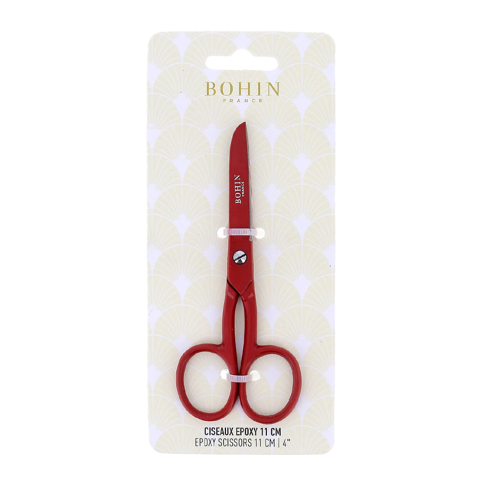BOHIN France Schere in roter Ausführung, präsentiert in einer Verpackung mit dekorativ gemustertem Hintergrund, gekennzeichnet als „Epoxy Scissors 11 cm“ und dank einer speziellen Epoxidbeschichtung für ihre herausragende Schnittpräzision geschätzt.