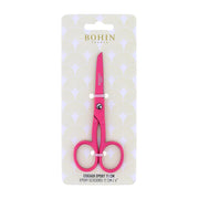 Rosa Epoxid-Schere von BOHIN France in der Verpackung, 11 cm lang, abgebildet vor einem gemusterten Hintergrund. Mit Epoxidbeschichtung für verbesserten Korrosionsschutz und dauerhafte Schnittpräzision.