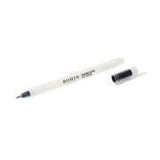 Durchsichtiger, abwischbarer Stift von BOHIN France mit schwarzer Kappe; sowohl der Stift als auch die Kappe liegen auf einem weißen Hintergrund. Dieser weiße, wärmeempfindliche Stift mit Gel-Tinte von BOHIN France eignet sich hervorragend zum Markieren auf dunklen Stoffen, da sich die Tinte leicht entfernen lässt.